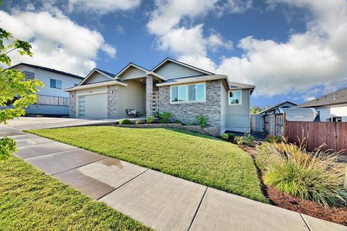3268 Sky Way, Medford, OR, 97504-5946 | Card Image