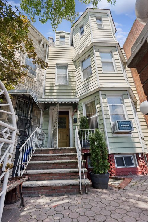 285 Winthrop St, Brooklyn, NY, 11225-3811 | Card Image