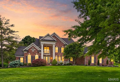 1012 Greystone Manor Pkwy, Chesterfield, MO, 63005-4942 | Card Image