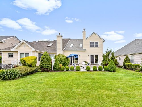 8 Lakeview Ct, Riverhead, NY, 11901-1857 | Card Image