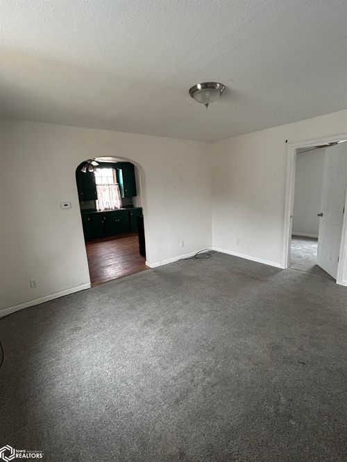 917 S B St, Oskaloosa, IA, 52577-3759 | Card Image