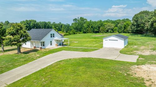 605 Fairfield Rd, Westmoreland, TN, 37186-5304 | Card Image