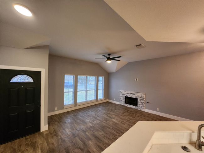 201 Quail Cir, House other with 3 bedrooms, 2 bathrooms and 4 parking in Hutto TX | Image 6