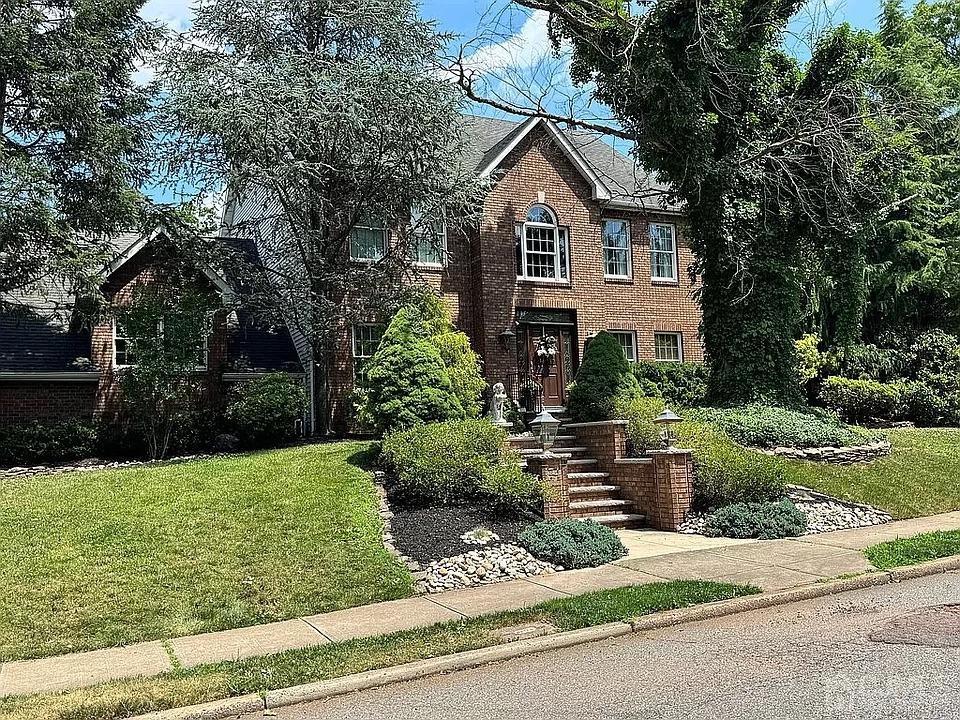 Robins Pl, Metuchen, NJ 08840