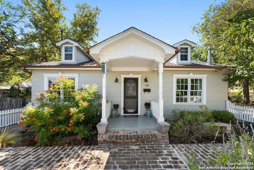 105 E Centre St, Fredericksburg, TX, 78624-3913 | Card Image