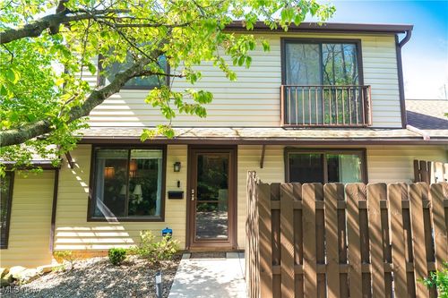 15150 Pine Valley Trl, Middleburg Heights, OH, 44130-5527 | Card Image
