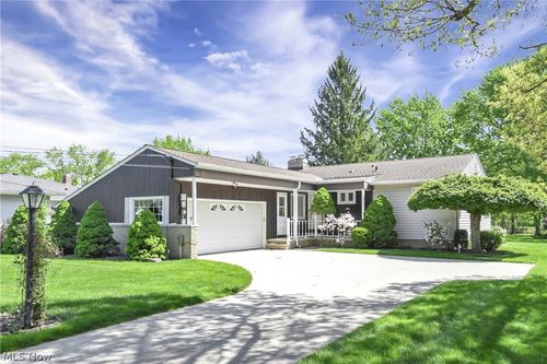 8089 Wesley Dr, Strongsville, OH, 44136-1924 | Card Image