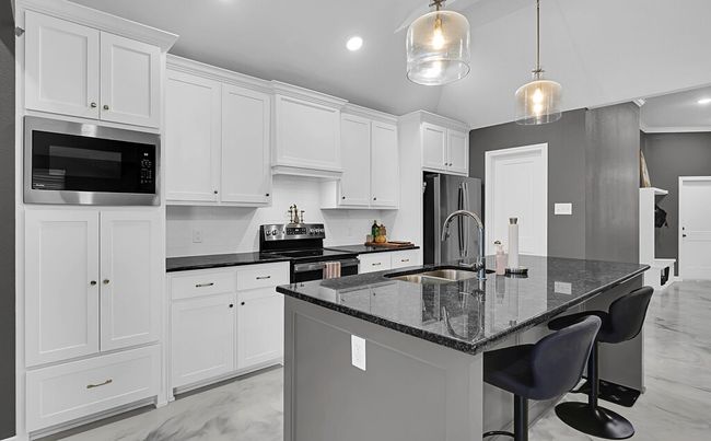 412 Travis Dr, House other with 4 bedrooms, 2 bathrooms and 2 parking in McGregor TX | Image 11
