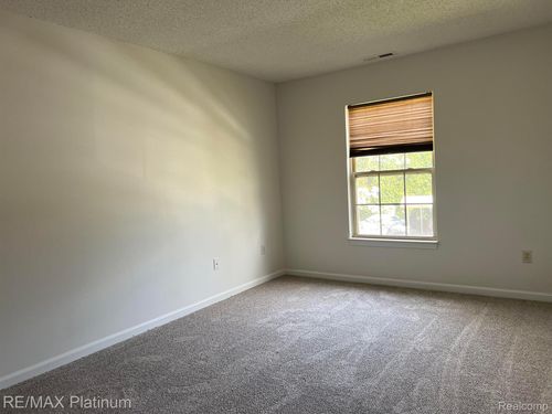 12201 Pinehurst Ln, Grand Blanc, MI, 48439-2633 | Card Image