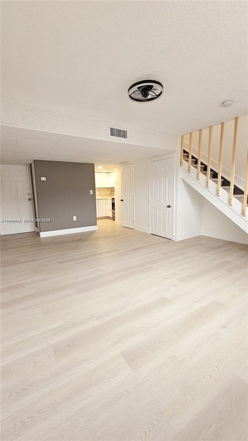 apt-19-5 Olive Dr, Hialeah, FL, 33010-5253 | Card Image