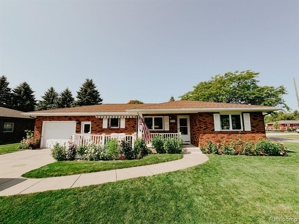 Beacon St, Charlevoix, MI 49720