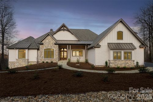 527 Falkirk Way, Zirconia, NC, 28790-4501 | Card Image