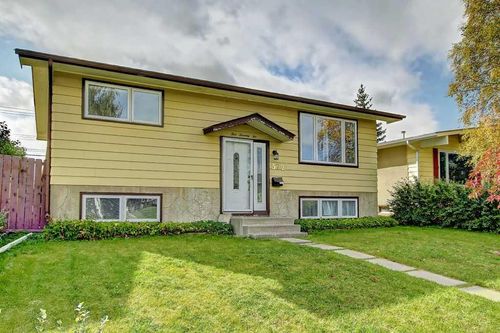 572 Penworth Way Se, Home with 4 bedrooms, 2 bathrooms and 2 parking in Calgary AB | Card Image