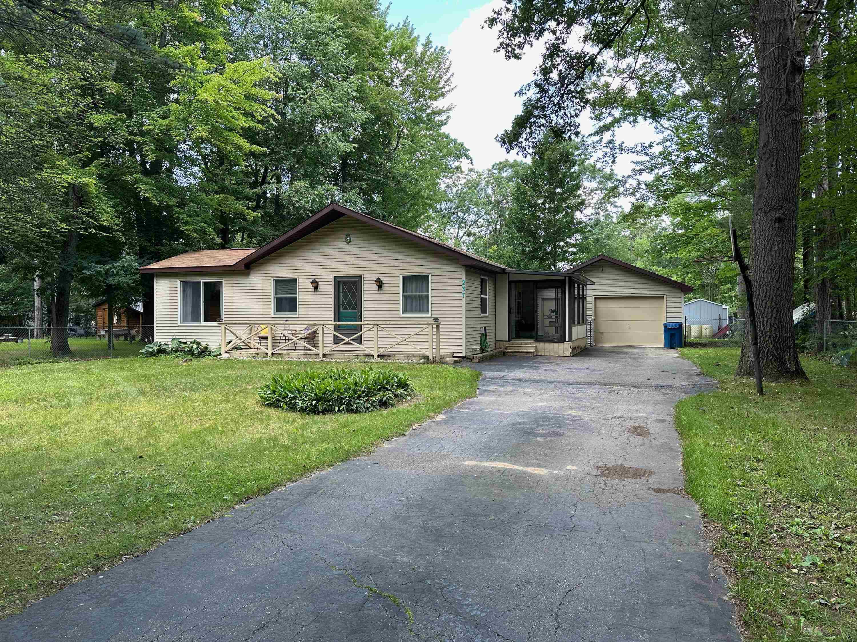 Redwine Dr, Houghton Lake, MI 48629