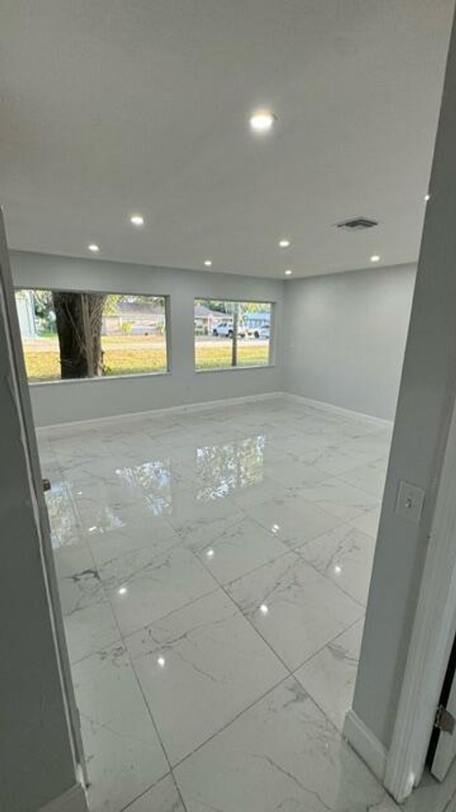 811 Se 12 Th St, House other with 3 bedrooms, 2 bathrooms and null parking in Okeechobee FL | Image 11