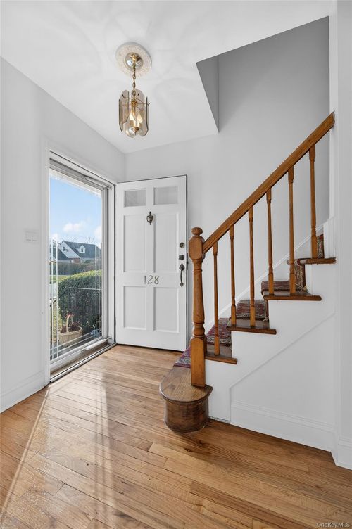 128 Beech St, Floral Park, NY, 11001-3302 | Card Image