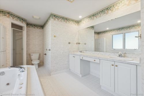 16482 Dawnlight Dr, Fenton, MI, 48430-8956 | Card Image