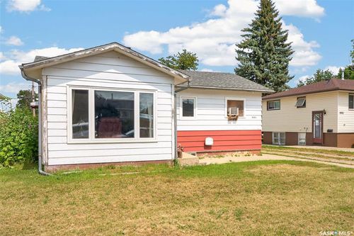 1006 Warner St, House with 2 bedrooms, 1 bathrooms and 2 parking in Moose Jaw SK | Card Image