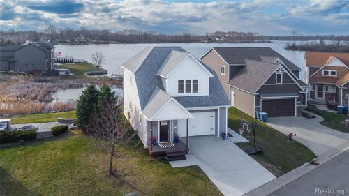 3442 Cottage Cove Dr, Fenton, MI, 48430-1300 | Card Image