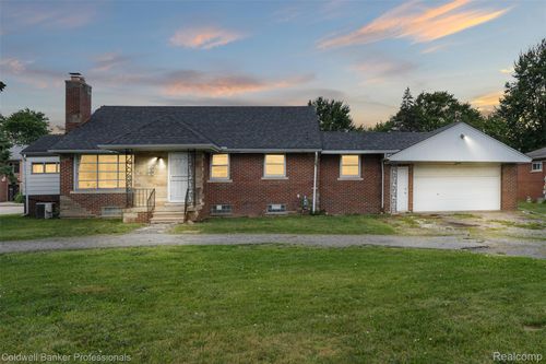 29715 Utica Rd, Roseville, MI, 48066-4661 | Card Image