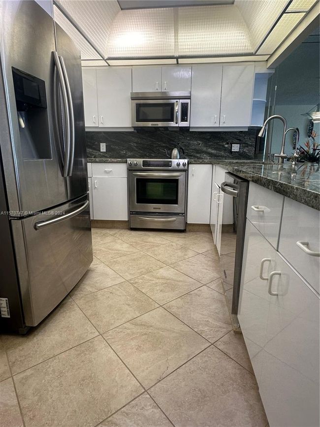 1718 - 3800 S Ocean Dr, Condo with 2 bedrooms, 2 bathrooms and null parking in Hollywood FL | Image 18