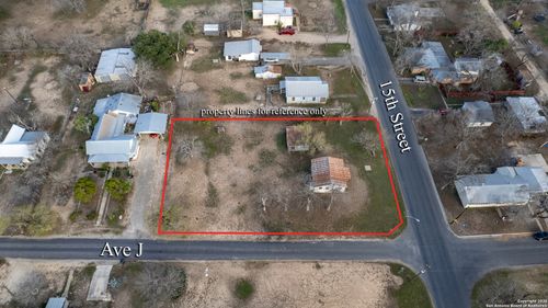 910 15th St, Hondo, TX, 78861-1312 | Card Image