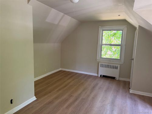 2-203-06 53rd Ave, Oakland Gardens, NY, 11364-1033 | Card Image