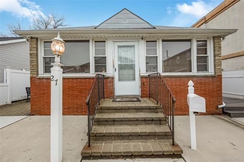 27 June Walk, Long Beach, NY, 11561-2884 | Card Image