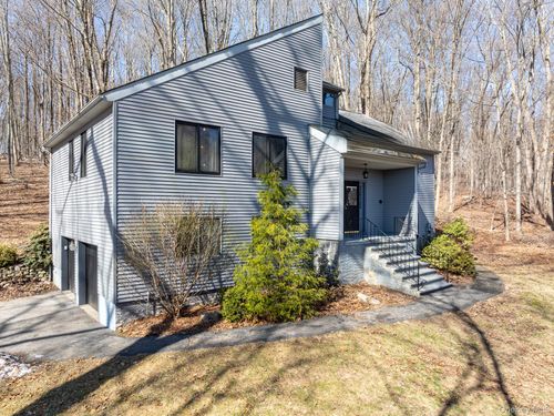 27 Mohawk Ln, Yorktown Heights, NY, 10598-6329 | Card Image