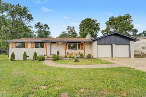 209 Cheri Whitlock Dr, Siloam Springs, AR, 72761-1919 | Card Image