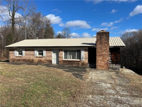 2990 Pipers Gap Rd, Mount Airy, NC, 27030-7589 | Card Image