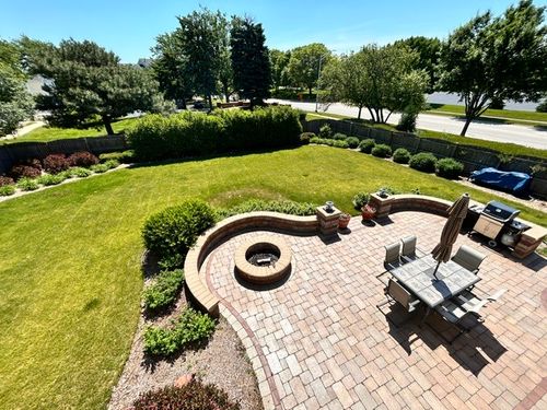 800 Manchester St, Naperville, IL, 60563-2135 | Card Image