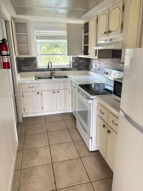 e207-7364 Sw 82nd St, Miami, FL, 33143-7433 | Card Image