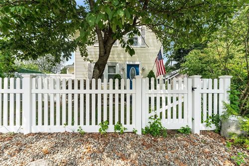 111 Shore Ave, Swansea, MA, 02777-2118 | Card Image