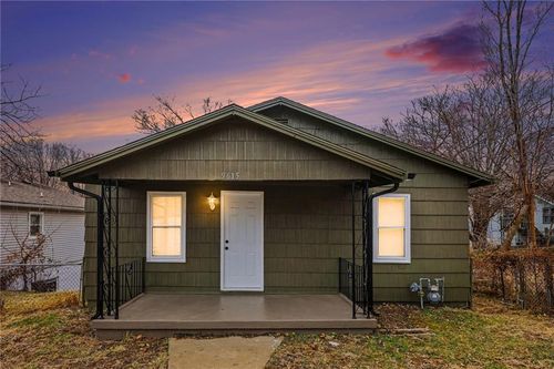 9615 E 18th St S, Independence, MO, 64052-1902 | Card Image