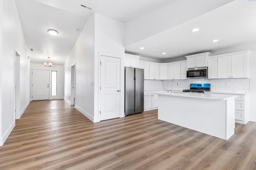 2835 S Penn St, Kennewick, WA, 99338-1541 | Card Image