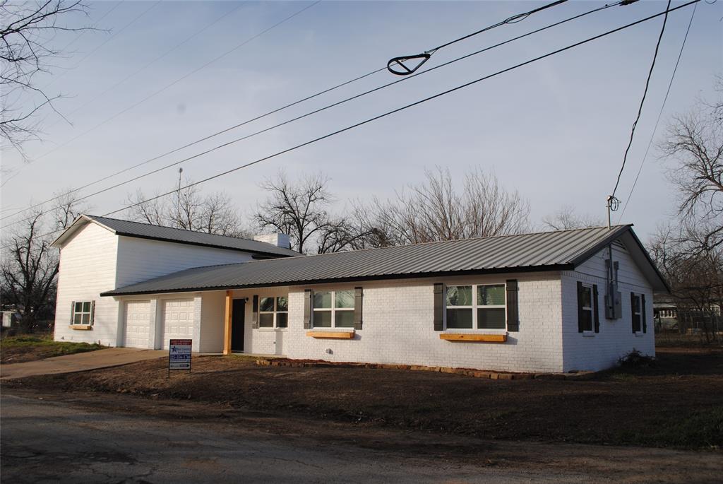 College Ave, Comanche, TX 76442