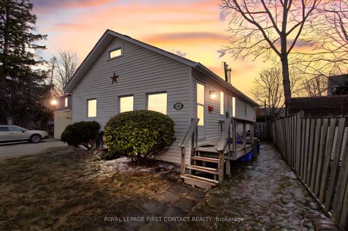 145 Wesley St, Newmarket, ON, L3Y3N9 | Card Image