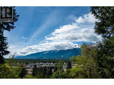 129 Maple St, House other with 3 bedrooms, 2 bathrooms and 1 parking in Revelstoke BC | Image 3