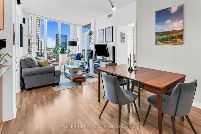 2404 - 12 Yonge St, Condo with 3 bedrooms, 2 bathrooms and 1 parking in Toronto ON | Image 10