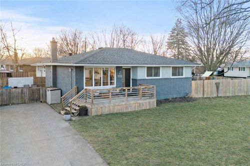 2 Highcourt Cres, St. Catharines, ON, L2M3M6 | Card Image
