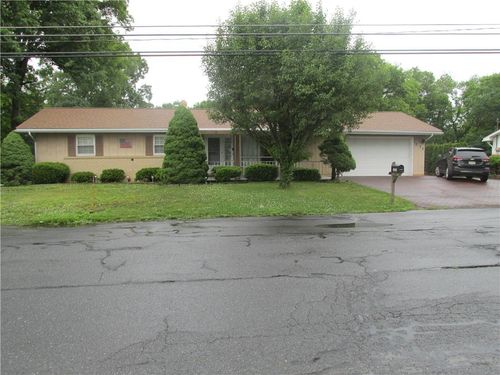 1026 Oakhurst Dr, Slatington, PA, 18080-1220 | Card Image