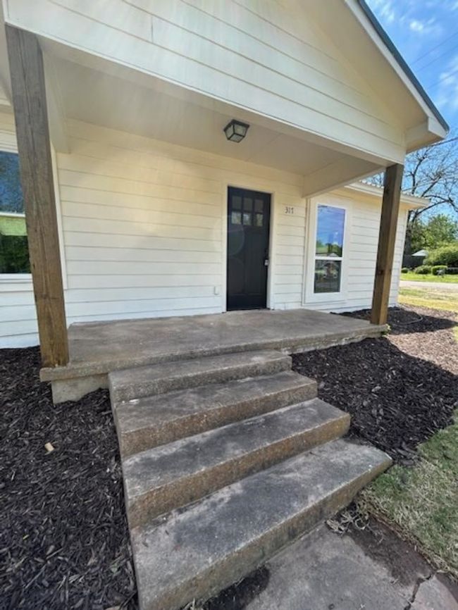 317 W Elm St, House other with 3 bedrooms, 2 bathrooms and null parking in Whitewright TX | Image 5