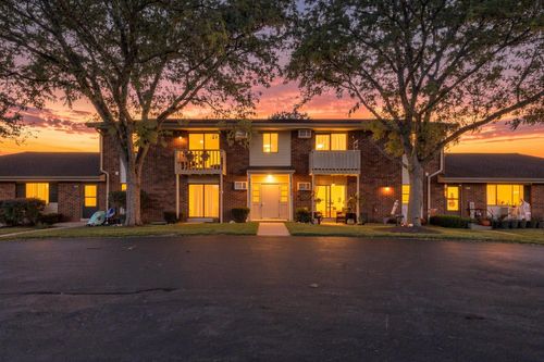 8-637 Westridge Drive, West Bend, WI, 53095 | Card Image