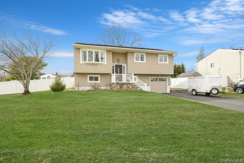 70 Boulevard Ave, West Islip, NY, 11795-1233 | Card Image