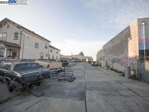 1041 7th Ave, Oakland, CA, 94606 | Card Image