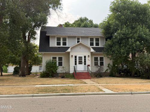 29 7th Ave W, Dickinson, ND, 58601-5012 | Card Image