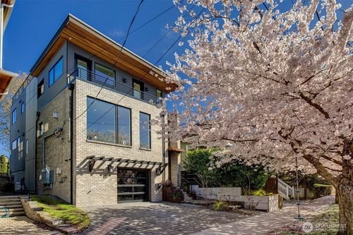2660 9th Ave W, Seattle, WA, 98119-2218 | Card Image