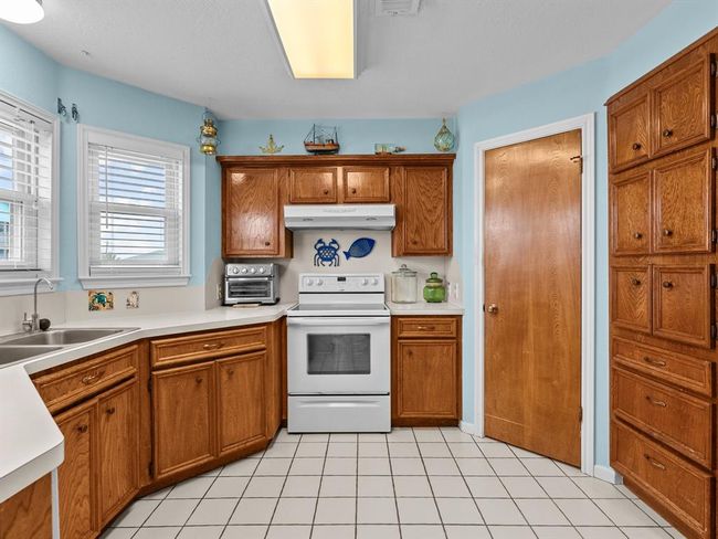 Plenty of cabinets and drawers | Image 11