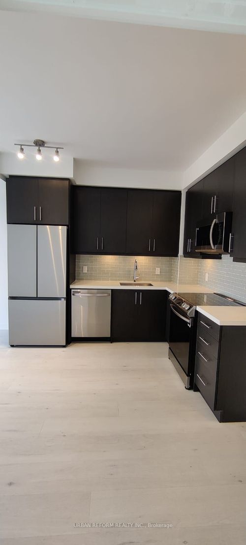 801-95 Oneida Cres, Richmond Hill, ON, L4B0H5 | Card Image